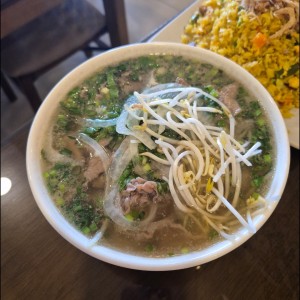 Pho de carne de res salteada