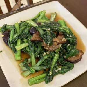 Hoja de nostaza con hongos