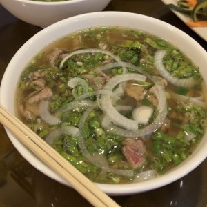 Pho de res salteado de ajo