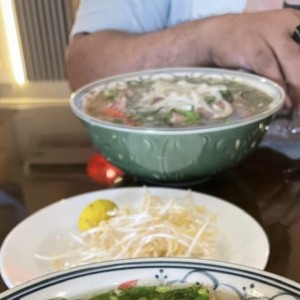 Pho salteado de res con ajo