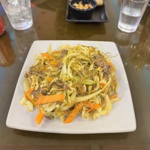 Fideos transparente con vegetales y carne