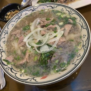Pho de res salteado en ajo
