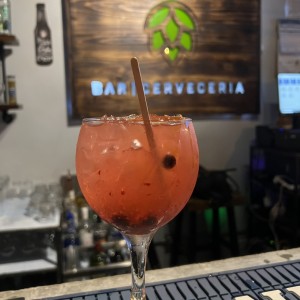 Gin tonic de frutos rojos