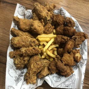 Alitas y Boneless con papas fritas 
