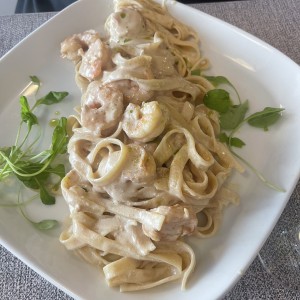 Pasta con camarones en salsa blanca