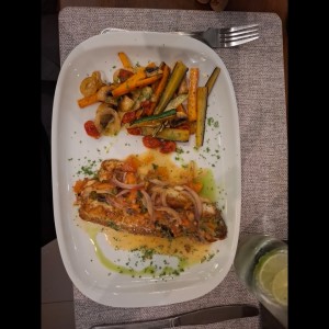 una deliciosa corvina con vegetales 