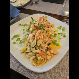 Linguini con camarones