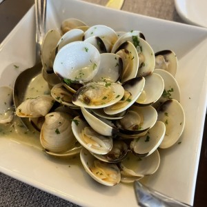 Almejas al ajillo