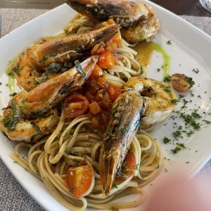 Linguini con langostinos y tomates cherries