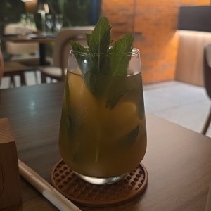 limonada con yerbabuena