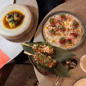 Gyozas de pato, tiradito de pescado y pork belly 