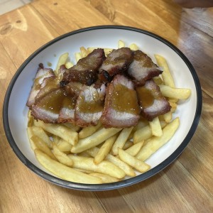 Puerco asado con papas fritas