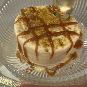 Helado con pistacho y caramelo