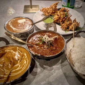 Pacoda cebolla, butter chilli, camarones masal y dhal mhakani.