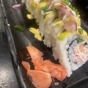 Shusi de pescado acevichado