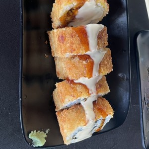 Rollo de pollo con mas salsa que dentro del plato