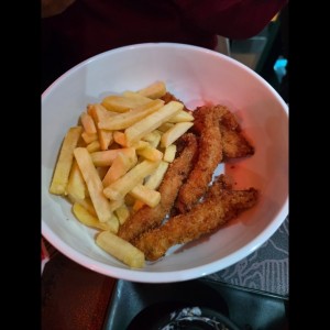 Dedos de pollo con papas fritas