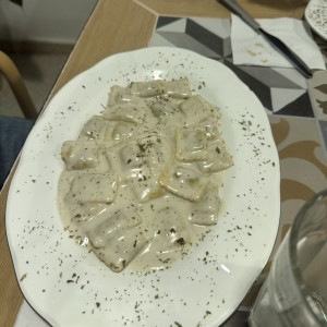 Ravioli de espinaca en salsa 4 quesos