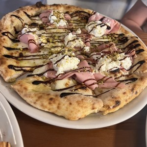 pizza de mortadella, burrata y pistacho