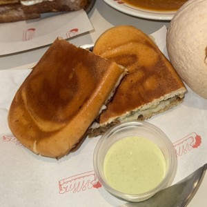 Emparedado de pernil