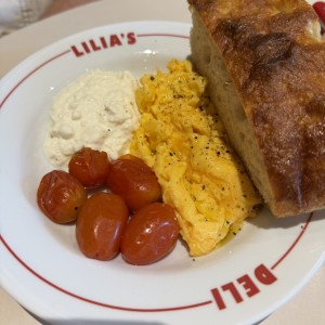 Desayuno con stracciatella y tomate