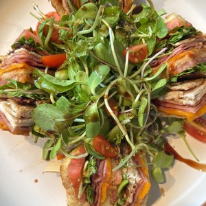 Club sandwich con ensaladita fresca