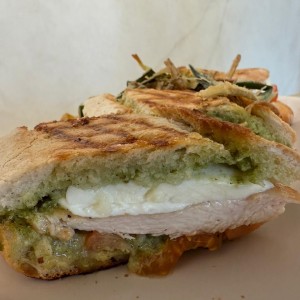 Emparedado pollo a la plancha, pesto casero y mozarella fresca