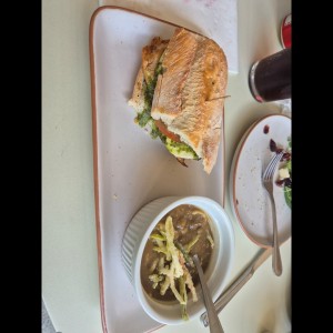 pollo pesto sandwich + crema de lentejas