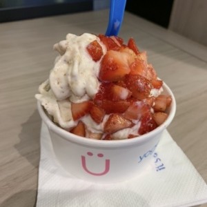 Mezclado de nueces con topping de fresa