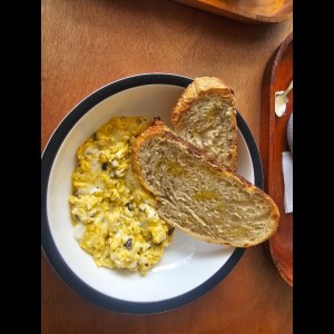 huevos trufados con pan de masa madre
