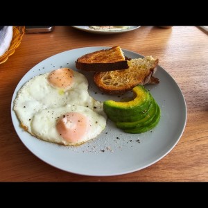 Tostadas con huevos fritos