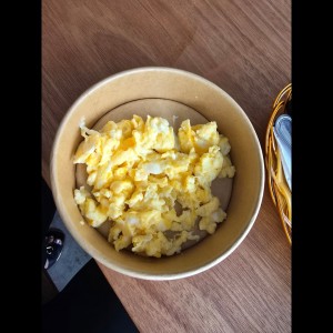 Side de huevos revueltos