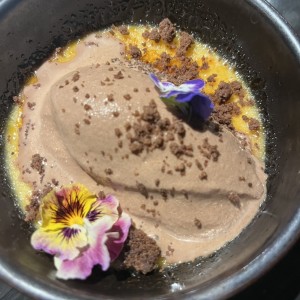 Creme brule con helado de chocolate 