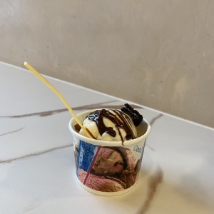 Helado de vainilla y topping de chocolate
