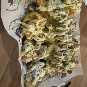 Filete de pescado con canasta de patacones variadas con mariscos