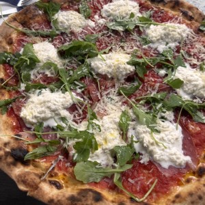 Pizza speck y straciatella