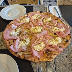 Pizza bologna