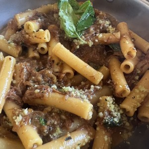 Pasta con estofado de res