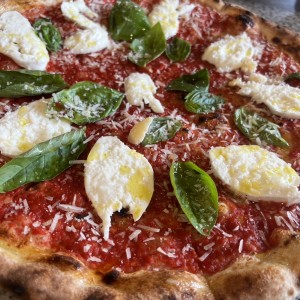 Pizza con queso de buffalo