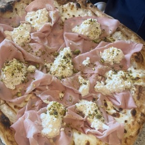 Pizza blanca con mortadela y stracciatela 