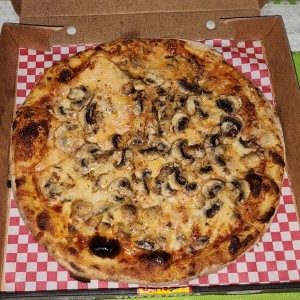 Pizza de hongos y aceite de trufas