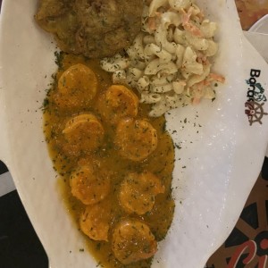 Camarones al ajillo con patacones y ensalada de coditos