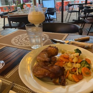 Pollo al horno Manuela con vegetales salteados