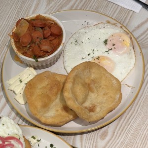 Hojaldre con salchichas guisadas y huevo frito