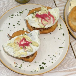 Hojaldre con carne desmenuzada y huevo