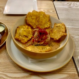 Camarones al ajillo con patacones