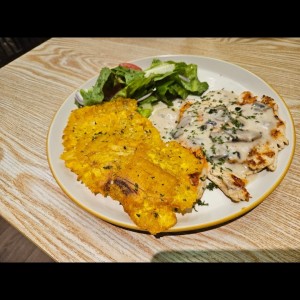 pollo con hongos y patacones