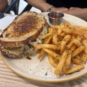 Emparedado de carne y hongos