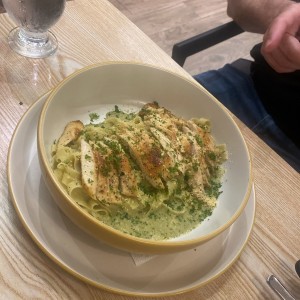 Pasta de pollo al pesto