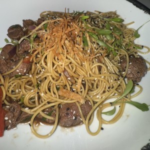 CHOW MEIN DE LOMO SALTADO